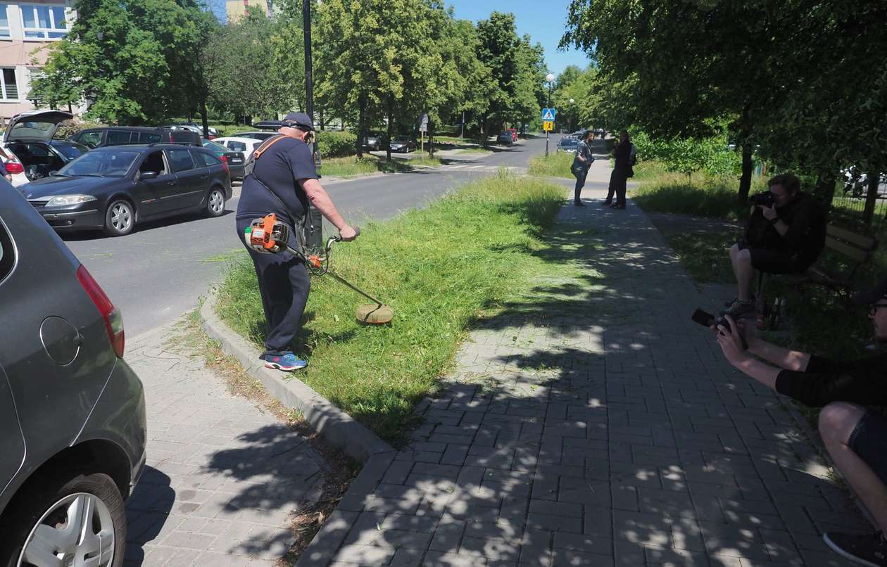 Radny Zbigniew Ławniczak kosił trawę (zdjęcie 11) - Autor: Wojciech Nieśpiałowski