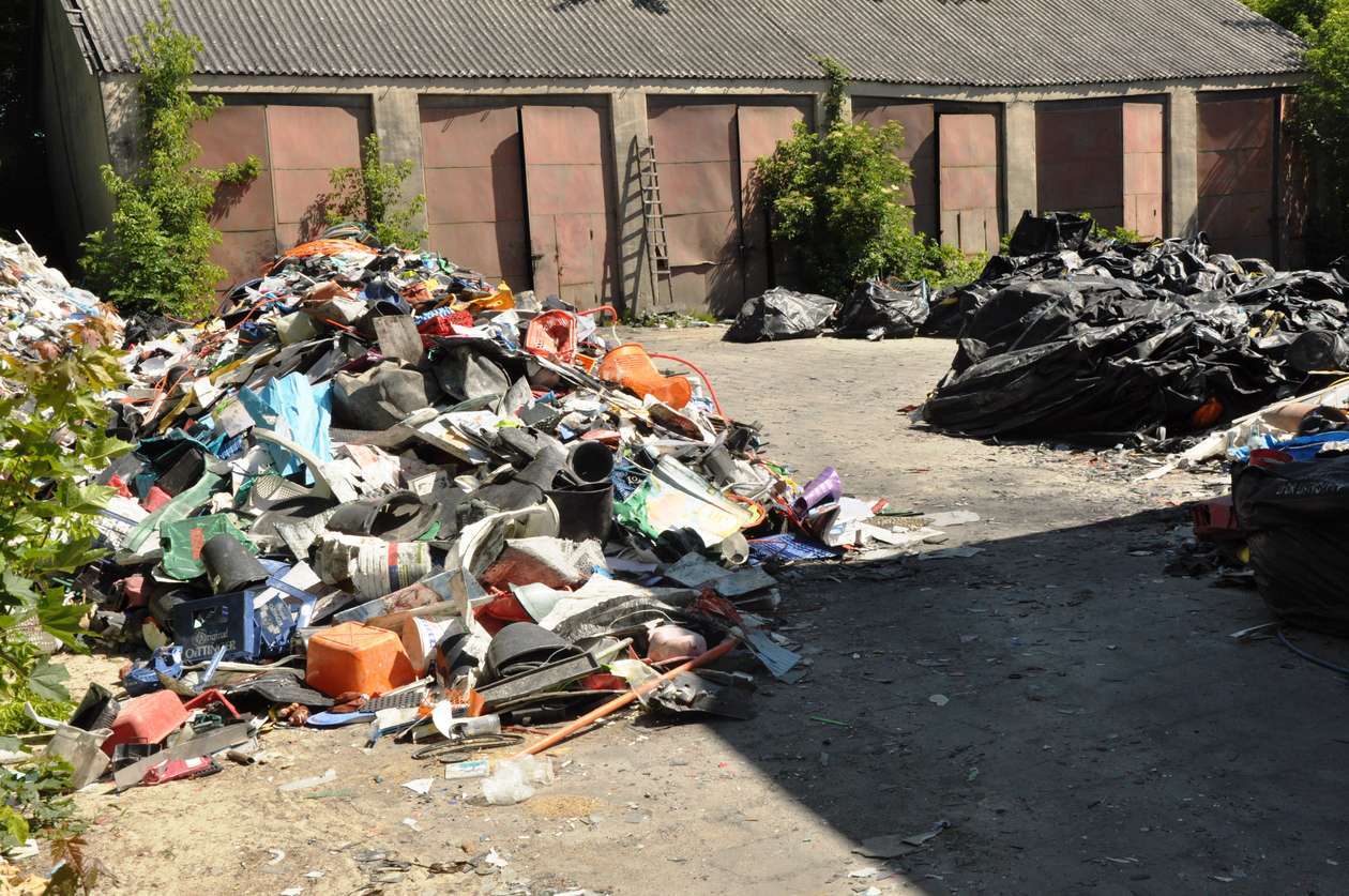  Nielegalne składowisko odpadów we Włodawie  - Autor: Jacek Barczyński
