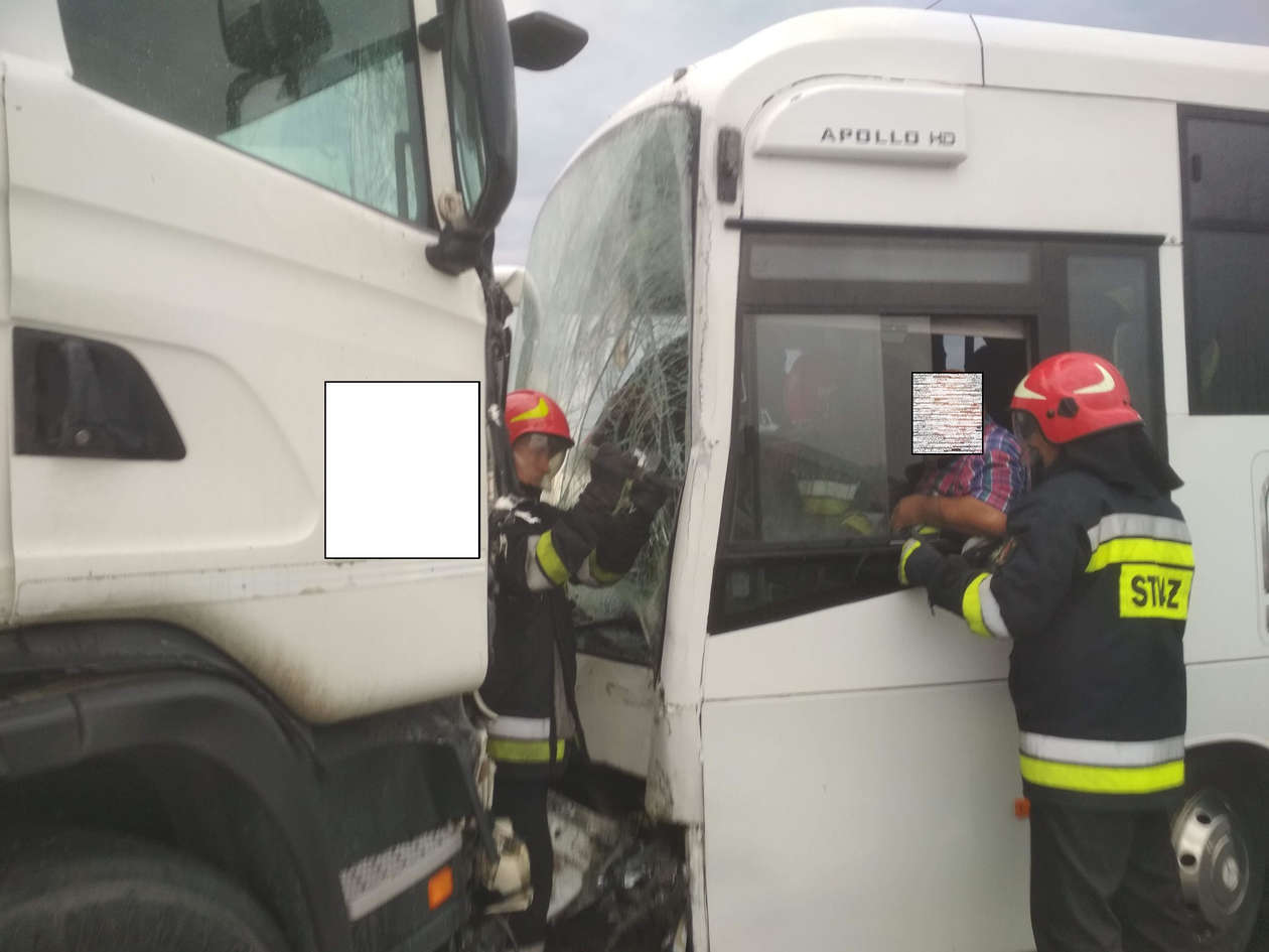  Wypadek autokaru wiozącego dzieci z woj. lubelskiego na wycieczkę szkolną (zdjęcie 4) - Autor: KP PSP Opatów