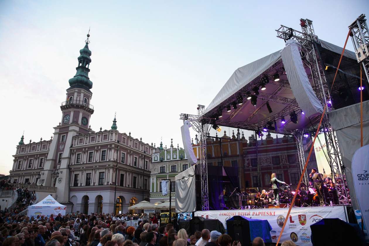  Piotr Rubik na Rynku Wielkim w Zamościu (zdjęcie 1) - Autor: Kazimierz Chmiel