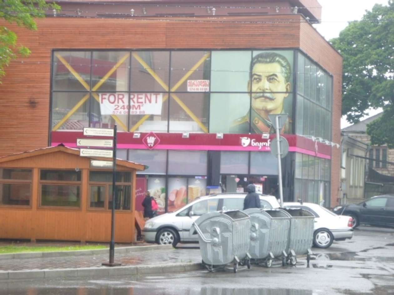  <p>Ogromny portret Stalina straszy w centrum Gori</p>
<p>&nbsp;</p>
