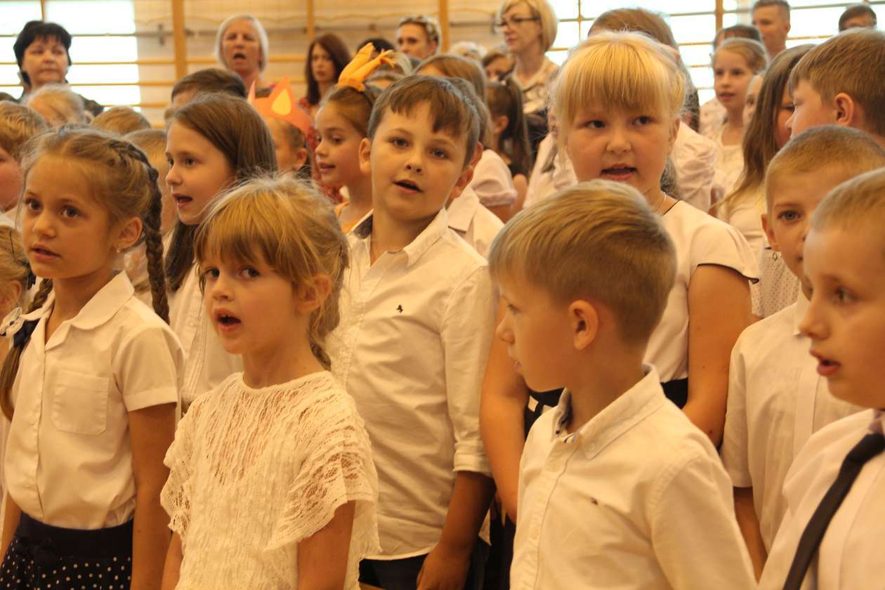  100-lecie szkoły podstawowej w Sworach (gm. Biała Podlaska) (zdjęcie 2) - Autor: Ewelina Burda