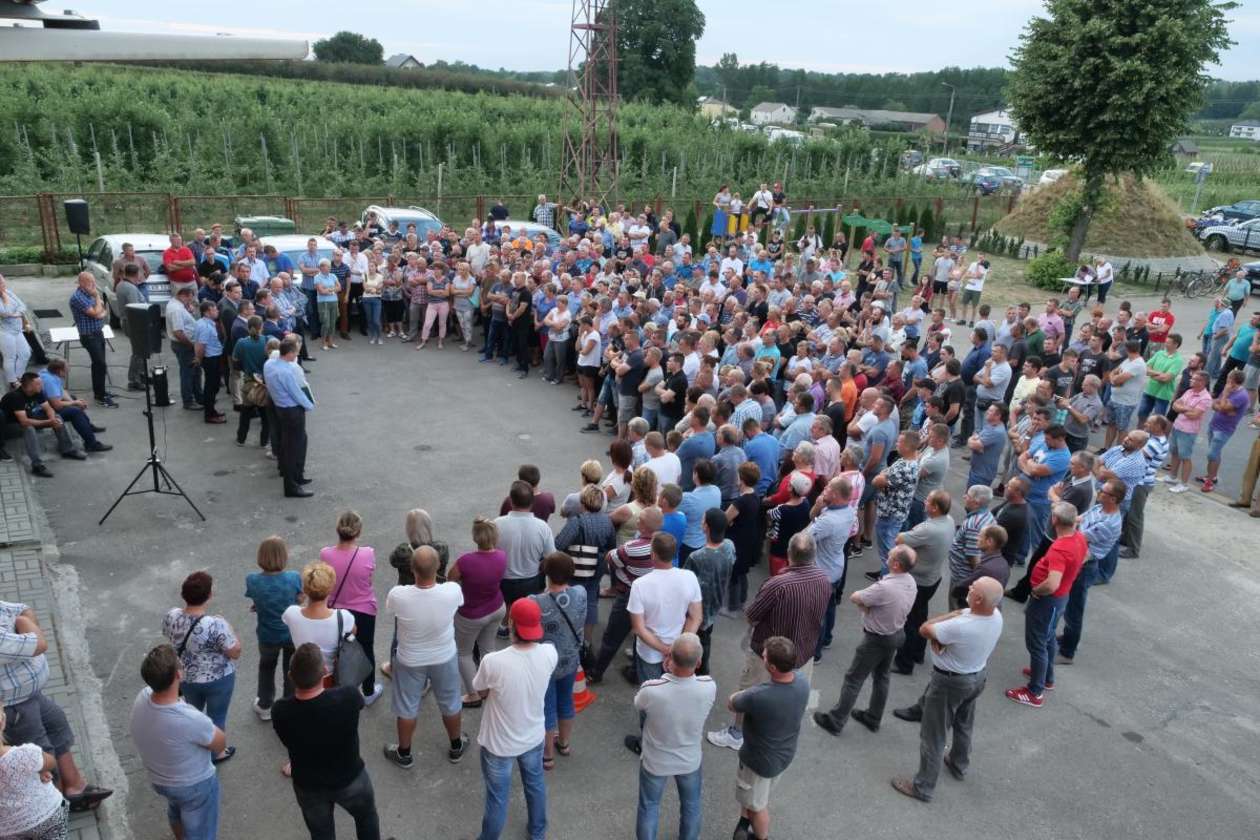  Tłum rolników na spotkaniu w Bobach (zdjęcie 22) - Autor: Maciej Kaczanowski