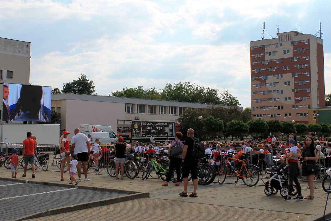  Puławscy kibice zebrali się w centrum miasta (zdjęcie 4) - Autor: rs