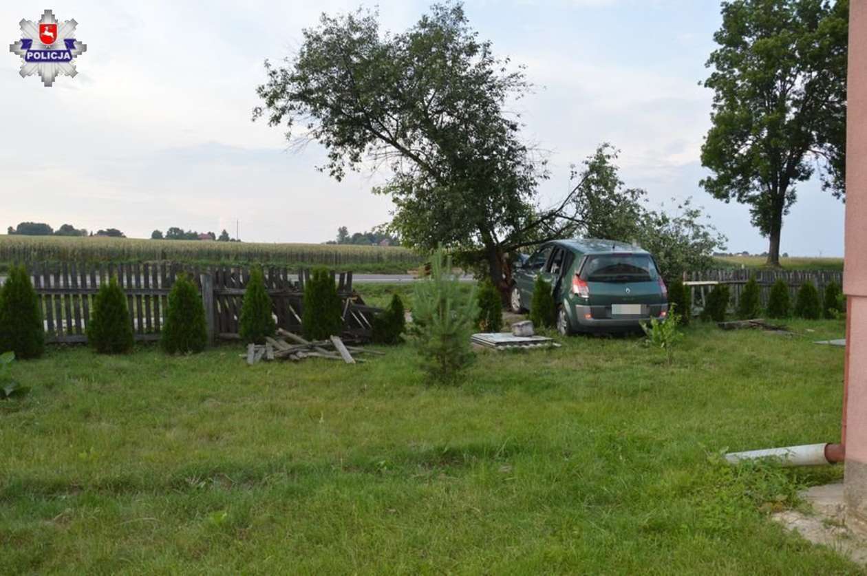  Zamość: Kierowca zasnął i uderzył w ogrodzenie  - Autor: Policja