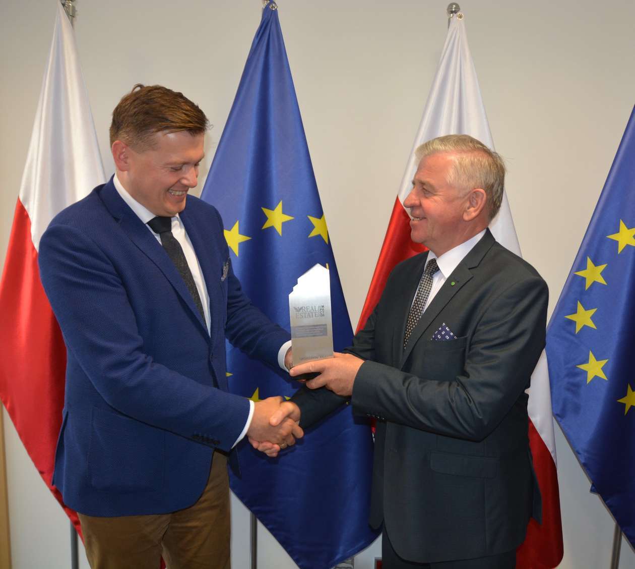  <p>Krzysztof Paśnik zastępca dyrektora CSK przekazuje nagrodę marszałkowi Sławomirowi Sosnowskiemu</p>