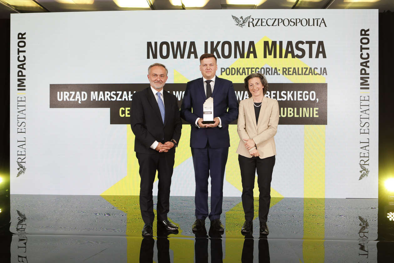  <p>Nagrodę odebrał Krzysztof Paśnik, zastępca dyrektora Centrum Spotkania Kultur w Lublinie (w środku)</p>