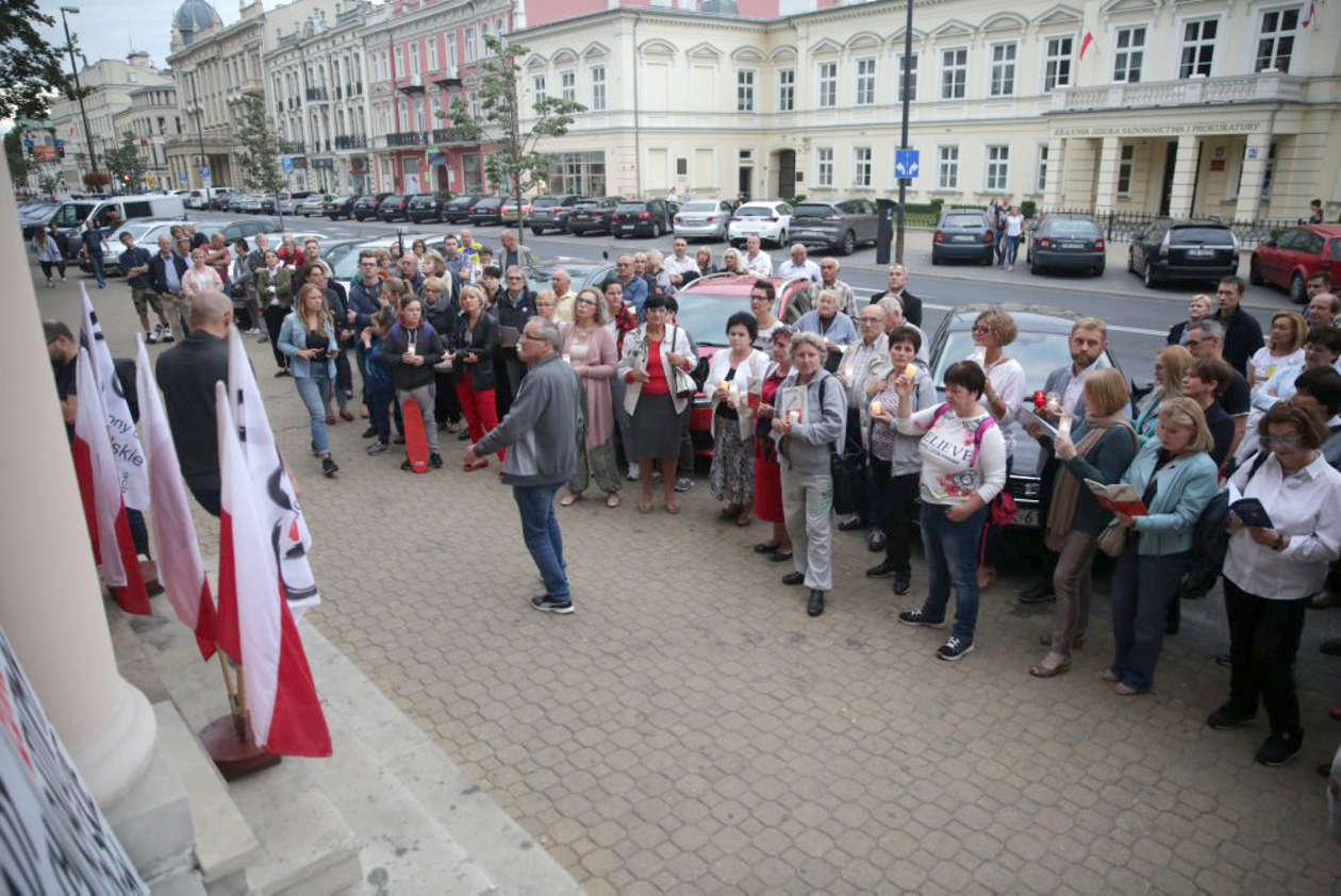  Protest w obronie Sądu Najwyższego (zdjęcie 15) - Autor: Wojciech Nieśpiałowski