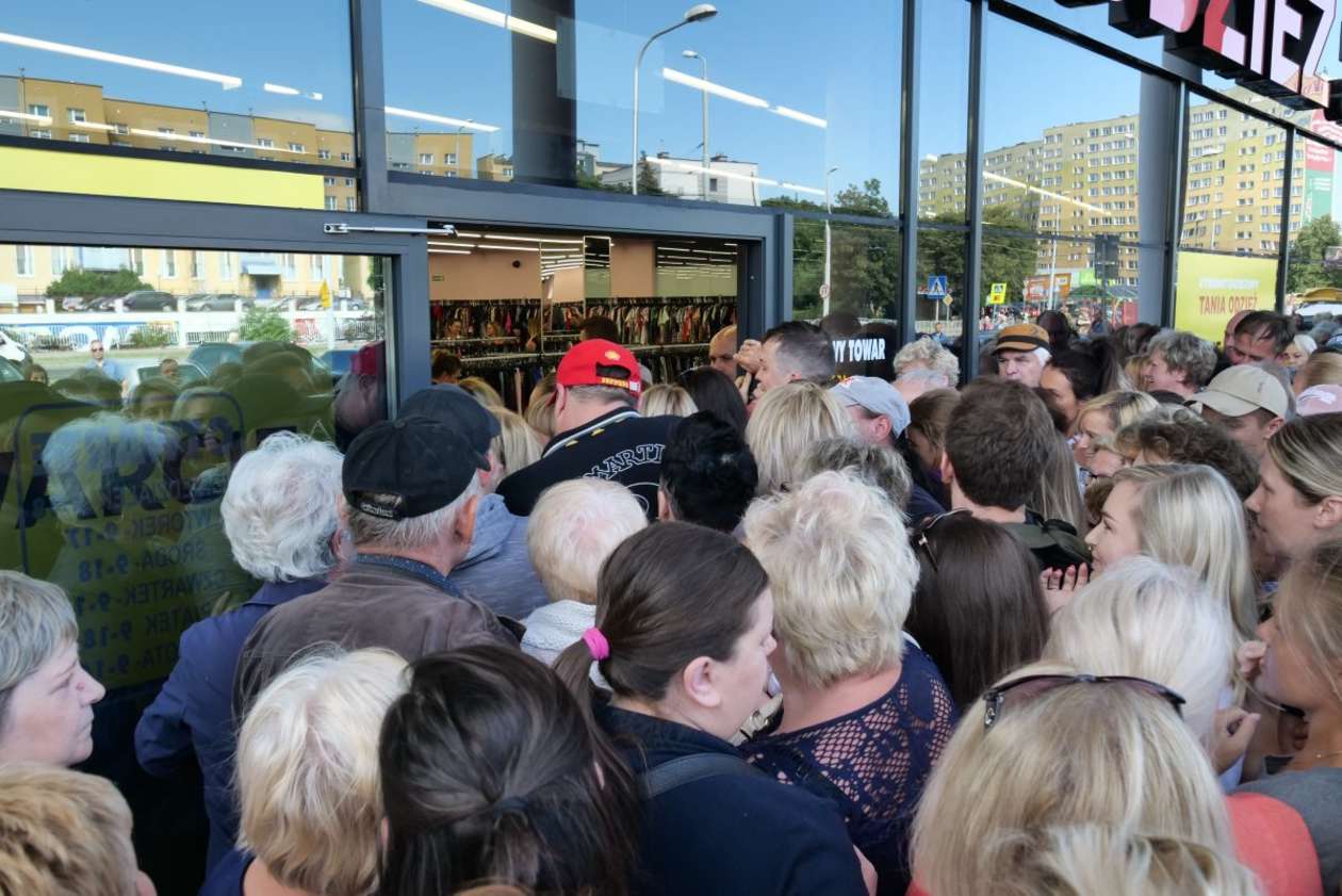  Lublin: otwarcie sklepu z tanią odzieżą (zdjęcie 7) - Autor: Maciej Kaczanowski