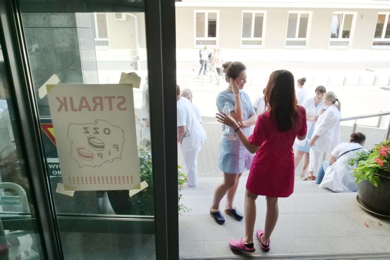  Lublin: Rozpoczął się protest pielęgniarek z SPSK4  (zdjęcie 14) - Autor: Maciej Kaczanowski