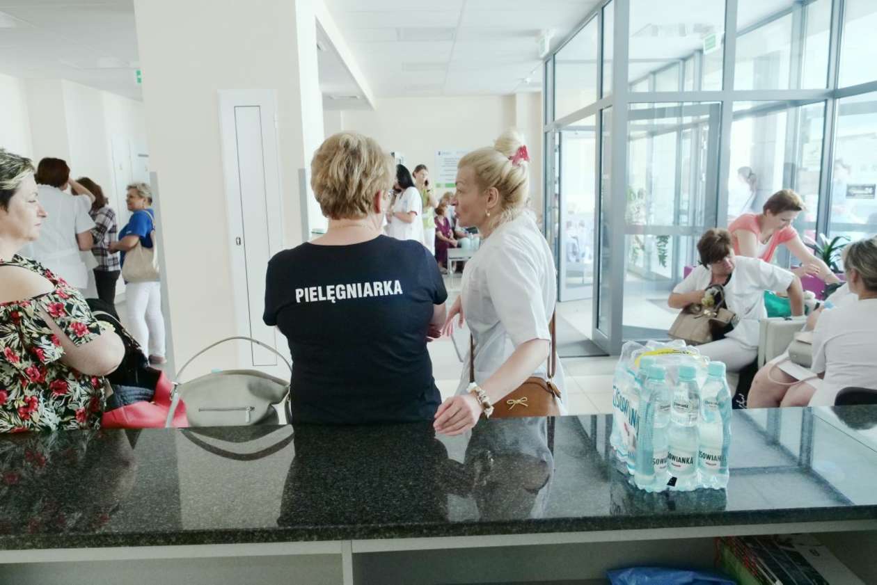  Lublin: Rozpoczął się protest pielęgniarek z SPSK4  (zdjęcie 9) - Autor: Maciej Kaczanowski
