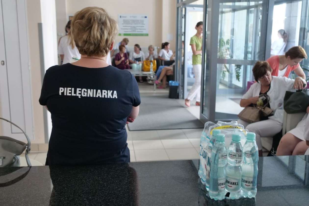  Lublin: Rozpoczął się protest pielęgniarek z SPSK4  (zdjęcie 10) - Autor: Maciej Kaczanowski