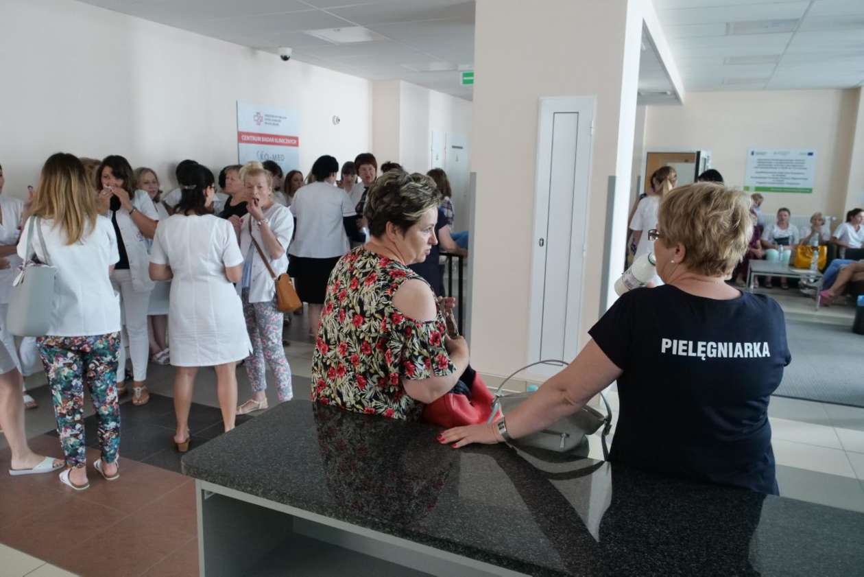  Lublin: Rozpoczął się protest pielęgniarek z SPSK4  (zdjęcie 11) - Autor: Maciej Kaczanowski