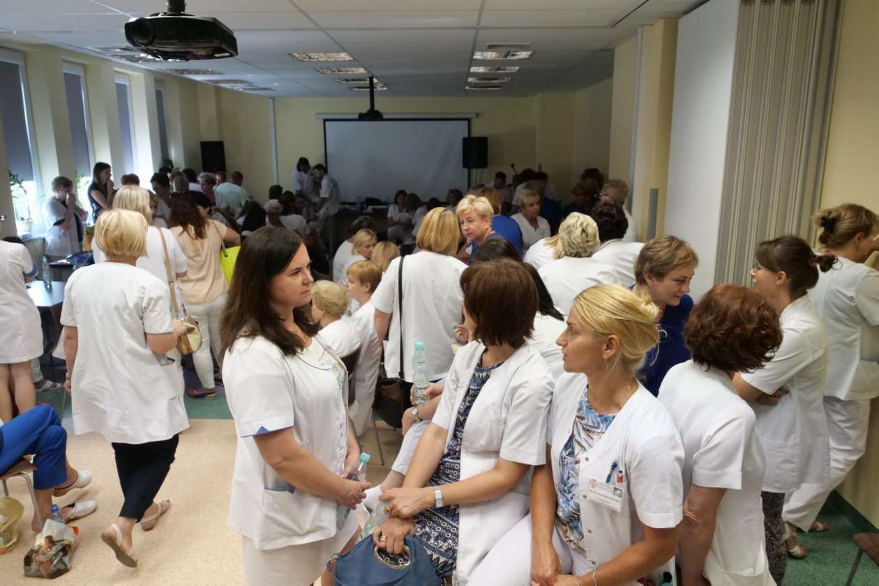  Lublin: Rozpoczął się protest pielęgniarek z SPSK4  (zdjęcie 4) - Autor: Maciej Kaczanowski