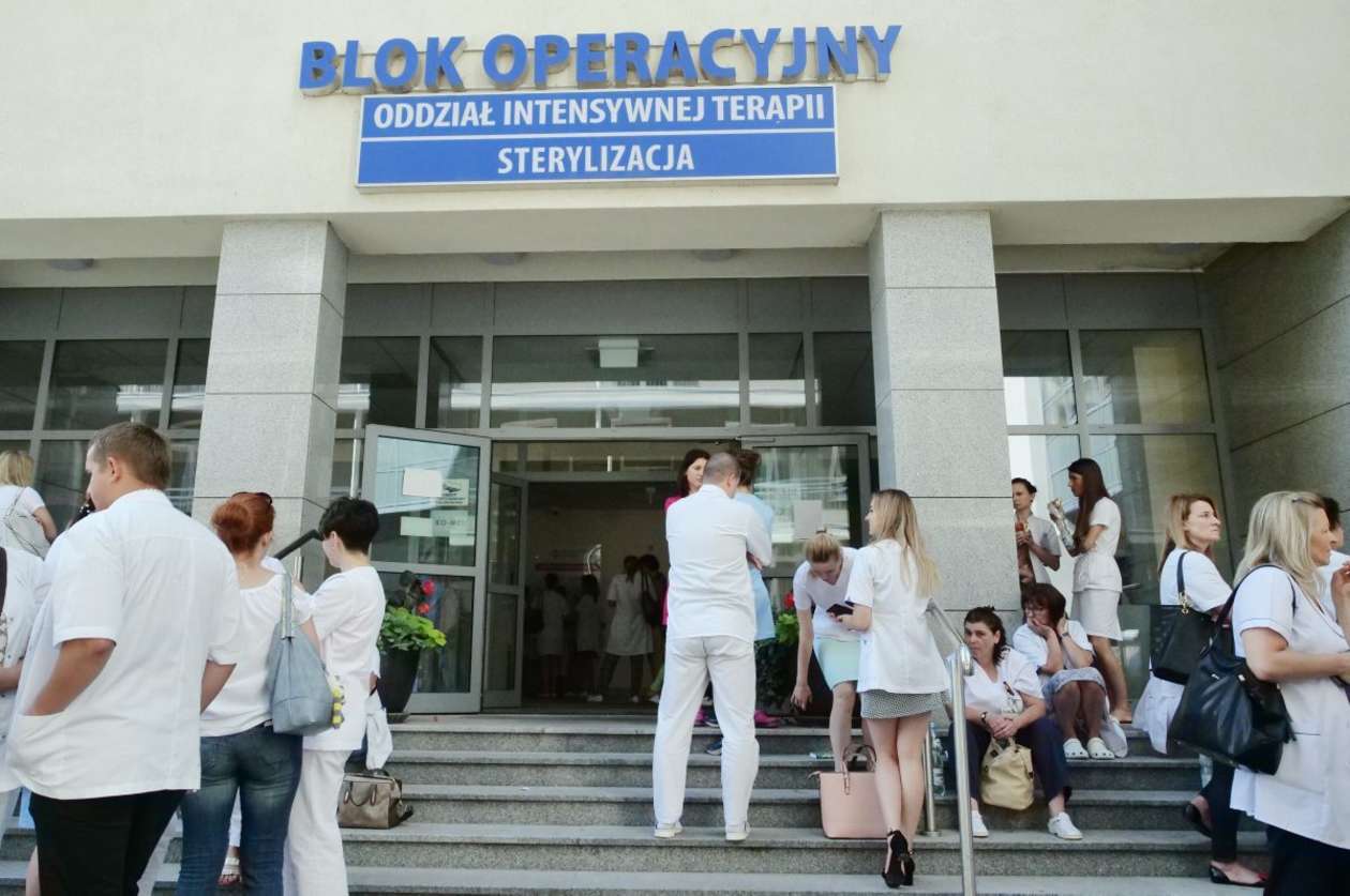  Lublin: Rozpoczął się protest pielęgniarek z SPSK4   - Autor: Maciej Kaczanowski