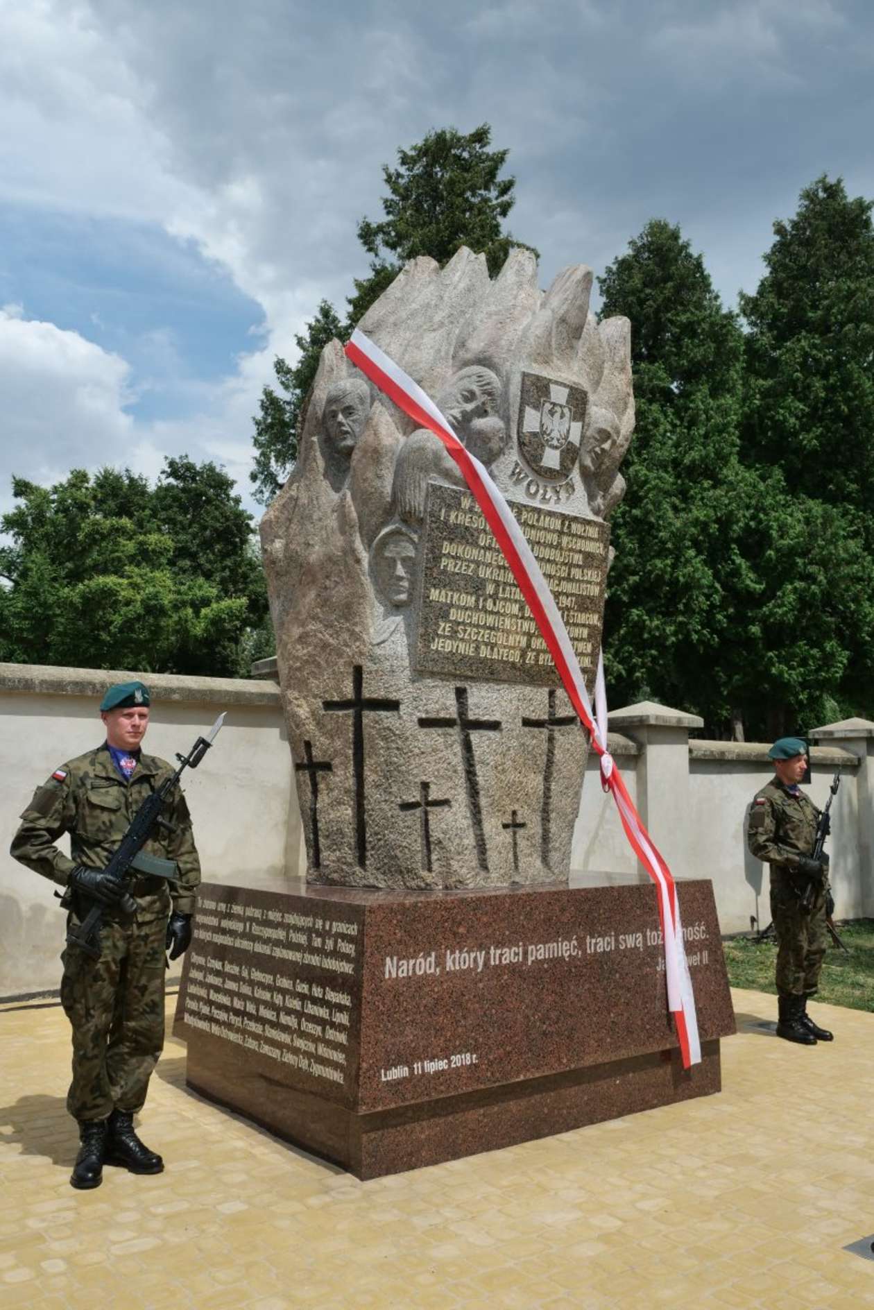  Odsłonięcie pomnika Ofiar Wołynia (zdjęcie 13) - Autor: Maciej Kaczanowski