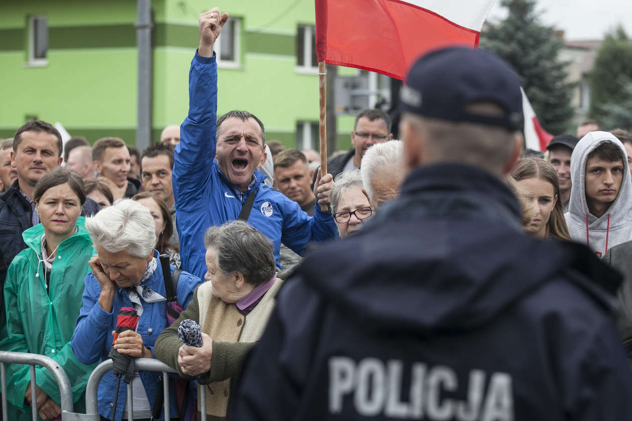 Premier Morawiecki w Kraśniku. Odsłonięcie pomnika i protest rolników - Autor: Jacek Szydłowski