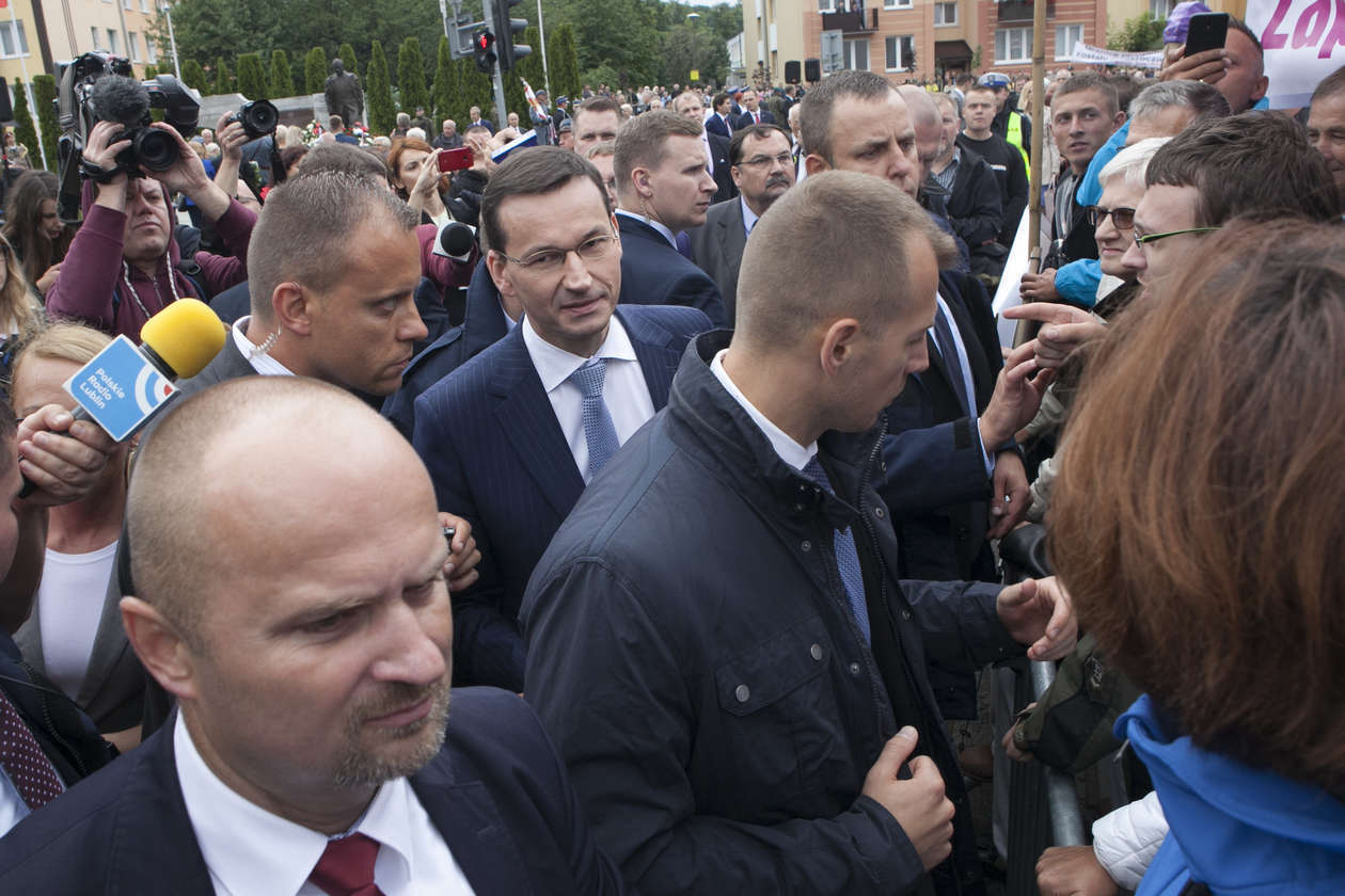  Premier Morawiecki w Kraśniku. Odsłonięcie pomnika i protest rolników (zdjęcie 9) - Autor: Jacek Szydłowski