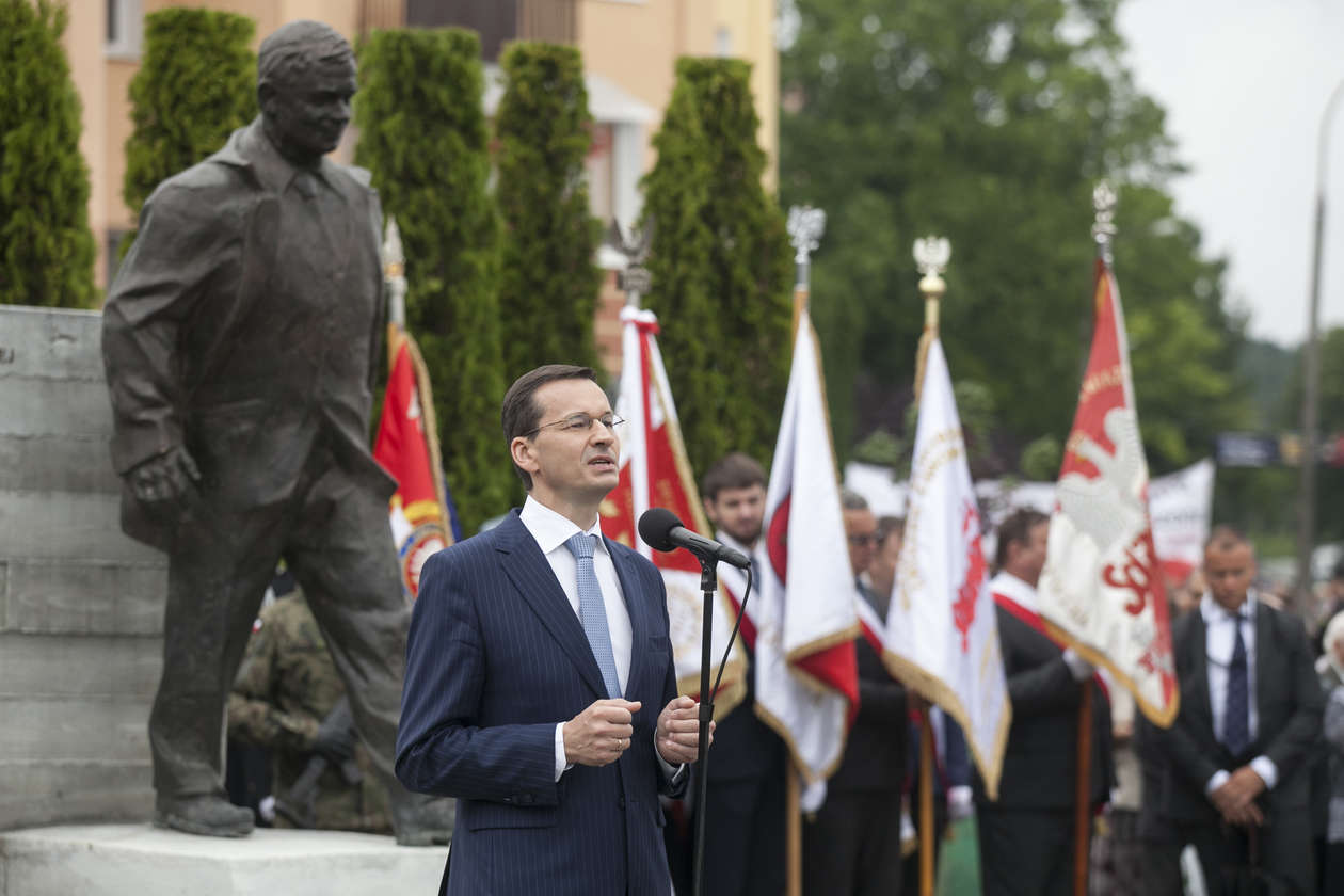 Premier Morawiecki w Kraśniku. Odsłonięcie pomnika i protest rolników (zdjęcie 19) - Autor: Jacek Szydłowski