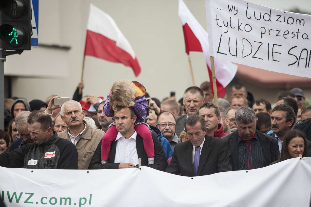  Premier Morawiecki w Kraśniku. Odsłonięcie pomnika i protest rolników (zdjęcie 17) - Autor: Jacek Szydłowski