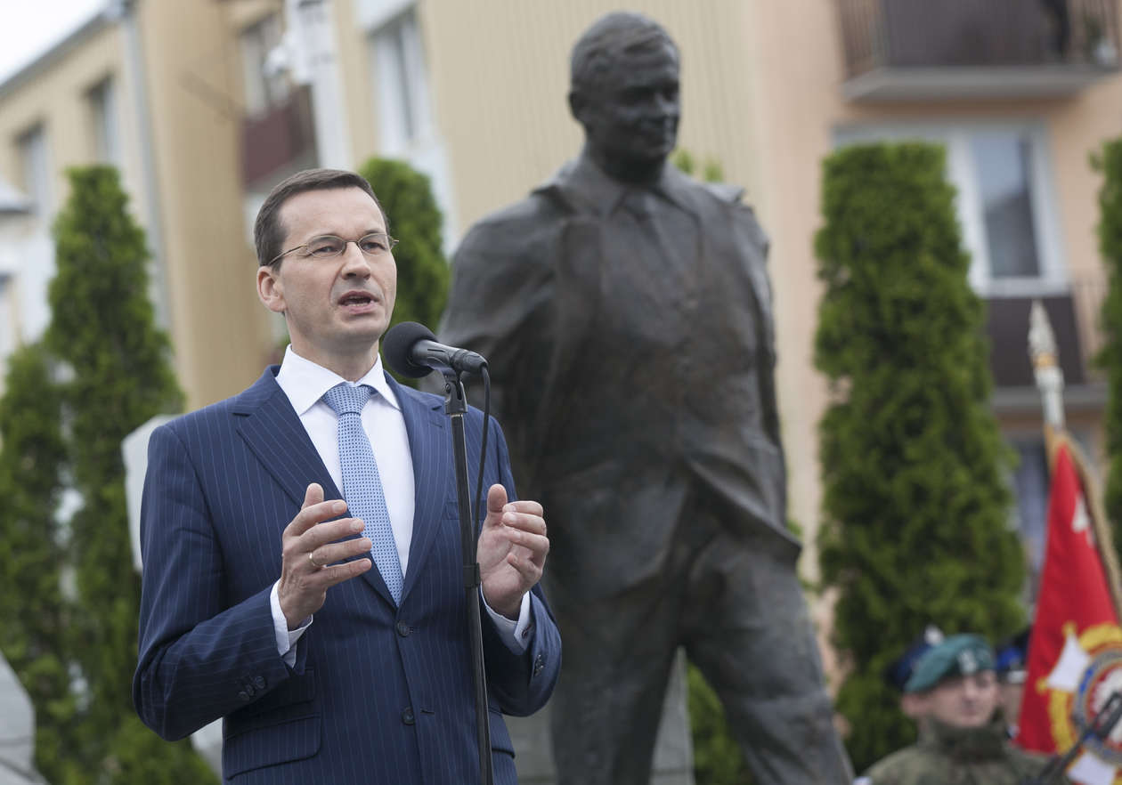  Premier Morawiecki w Kraśniku. Odsłonięcie pomnika i protest rolników (zdjęcie 13) - Autor: Jacek Szydłowski