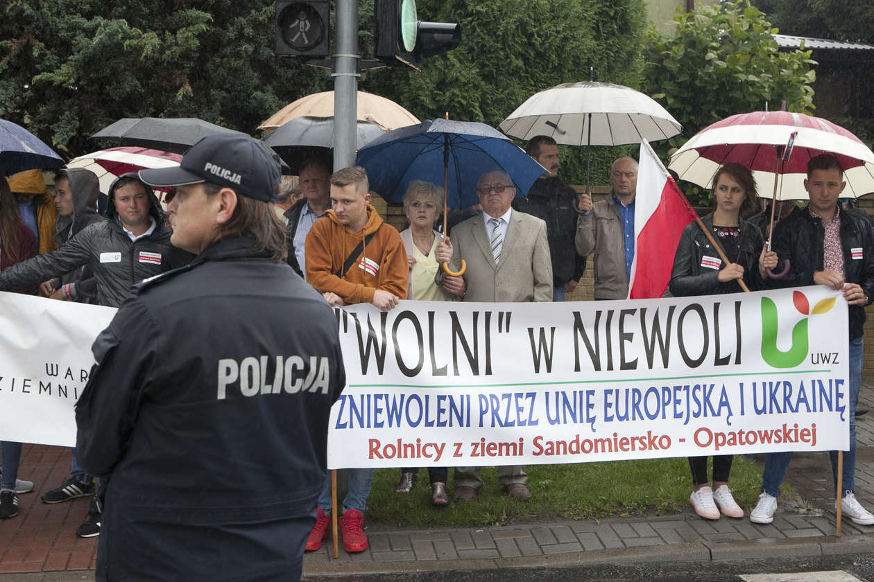  Premier Morawiecki w Kraśniku. Odsłonięcie pomnika i protest rolników (zdjęcie 26) - Autor: Jacek Szydłowski