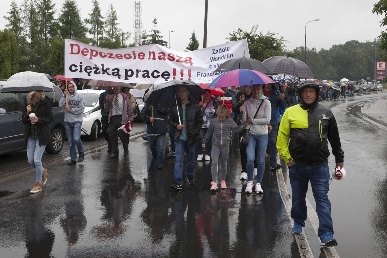  Premier Morawiecki w Kraśniku. Odsłonięcie pomnika i protest rolników (zdjęcie 22) - Autor: Jacek Szydłowski