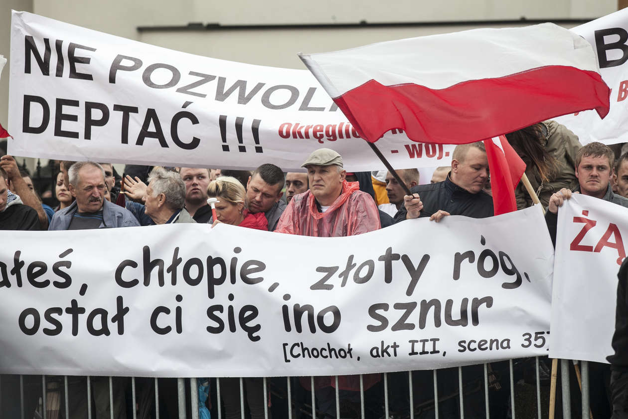  Premier Morawiecki w Kraśniku. Odsłonięcie pomnika i protest rolników (zdjęcie 23) - Autor: Jacek Szydłowski
