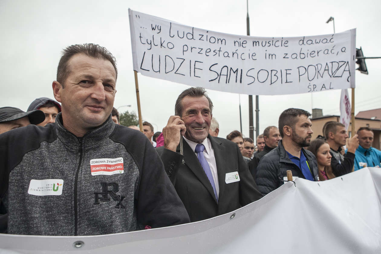 Premier Morawiecki w Kraśniku. Odsłonięcie pomnika i protest rolników (zdjęcie 24) - Autor: Jacek Szydłowski