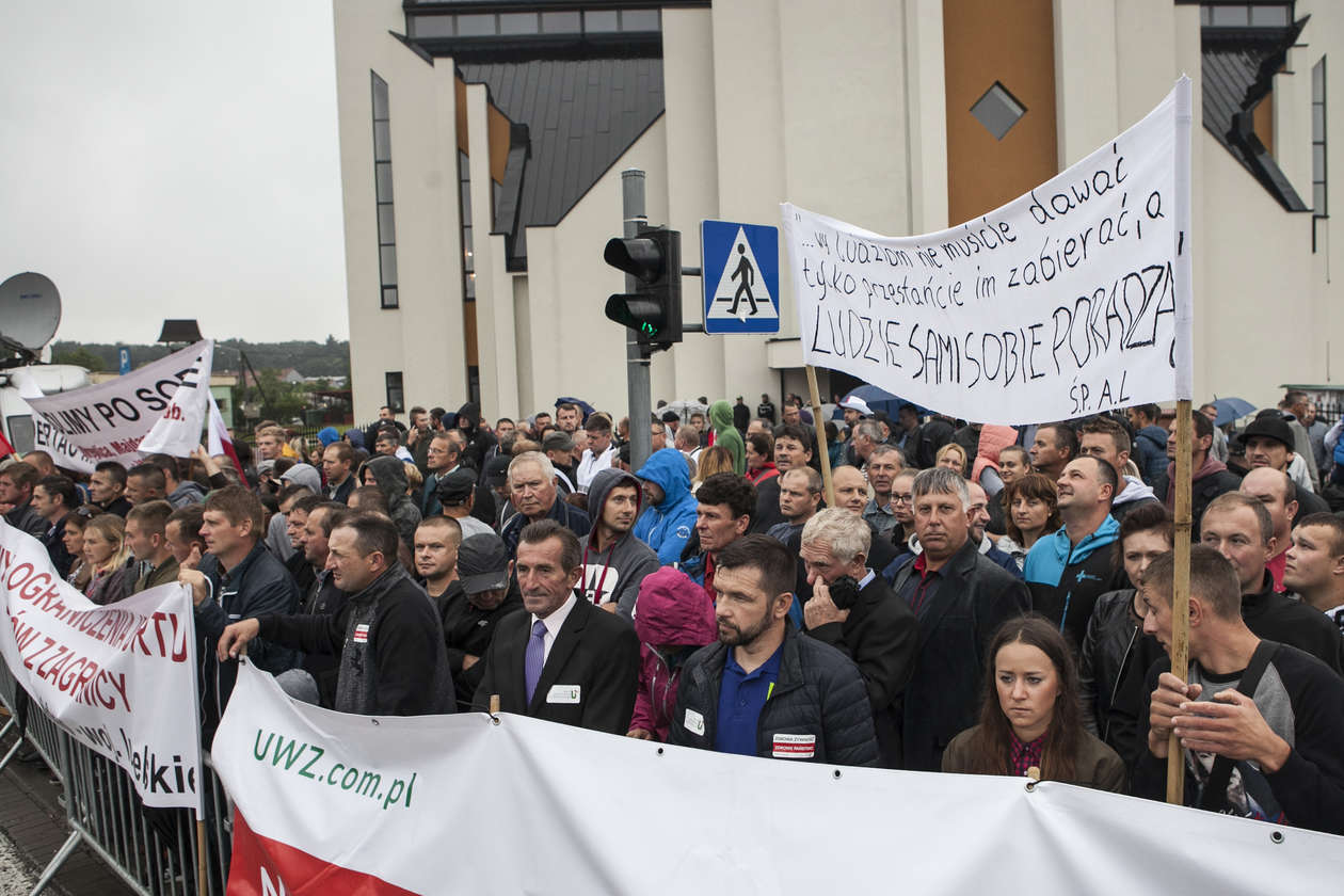  Premier Morawiecki w Kraśniku. Odsłonięcie pomnika i protest rolników (zdjęcie 25) - Autor: Jacek Szydłowski