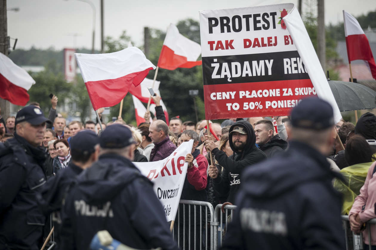  Premier Morawiecki w Kraśniku. Odsłonięcie pomnika i protest rolników (zdjęcie 11) - Autor: Jacek Szydłowski
