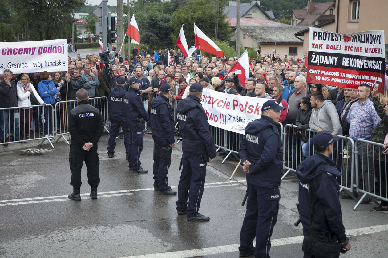 Premier Morawiecki w Kraśniku. Odsłonięcie pomnika i protest rolników