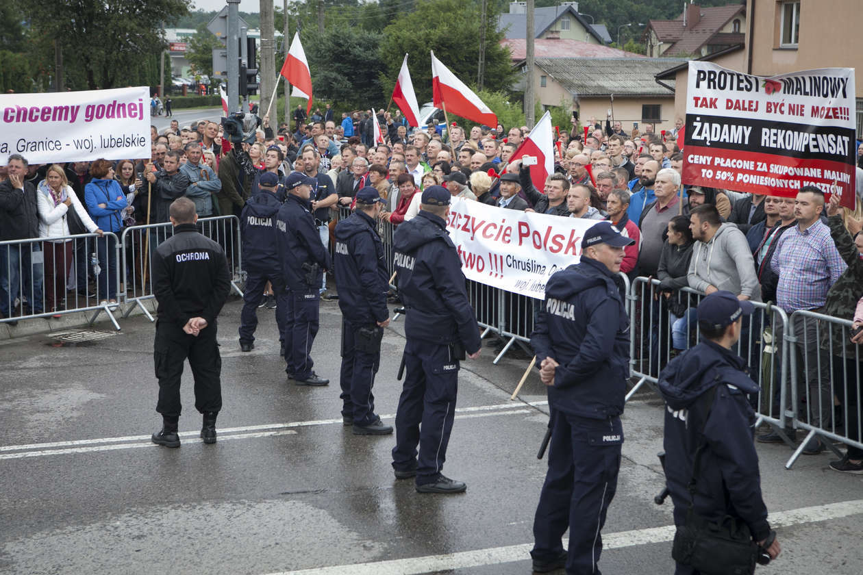  Premier Morawiecki w Kraśniku. Odsłonięcie pomnika i protest rolników (zdjęcie 2) - Autor: Jacek Szydłowski