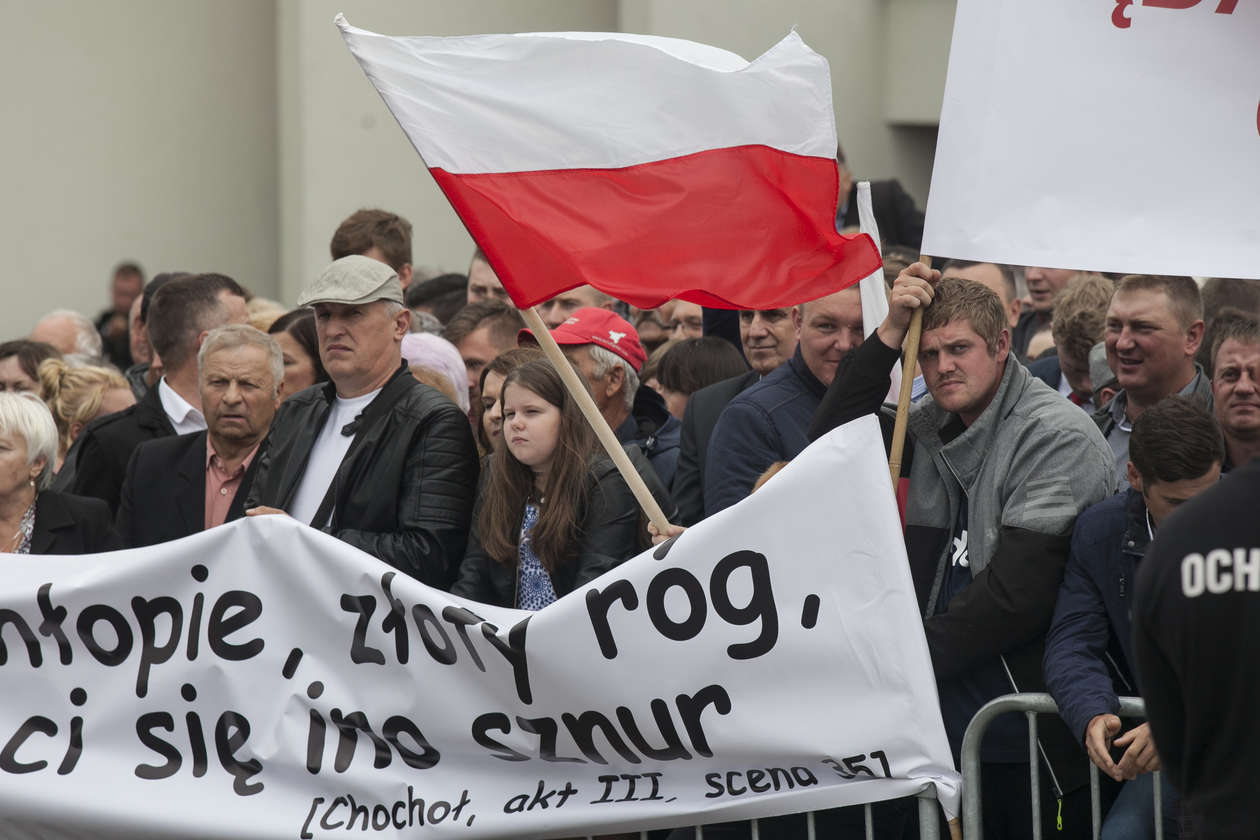 Premier Morawiecki w Kraśniku. Odsłonięcie pomnika i protest rolników (zdjęcie 10) - Autor: Jacek Szydłowski