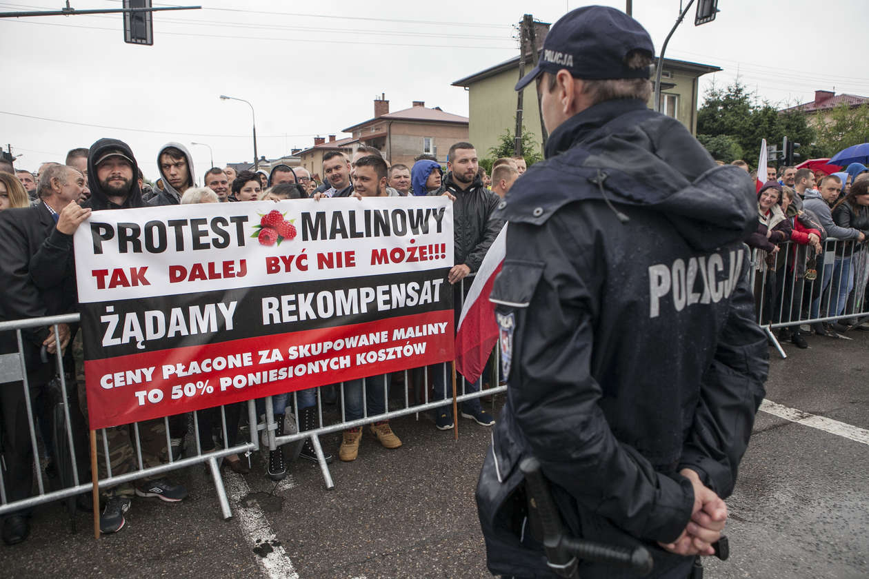  Premier Morawiecki w Kraśniku. Odsłonięcie pomnika i protest rolników (zdjęcie 30) - Autor: Jacek Szydłowski