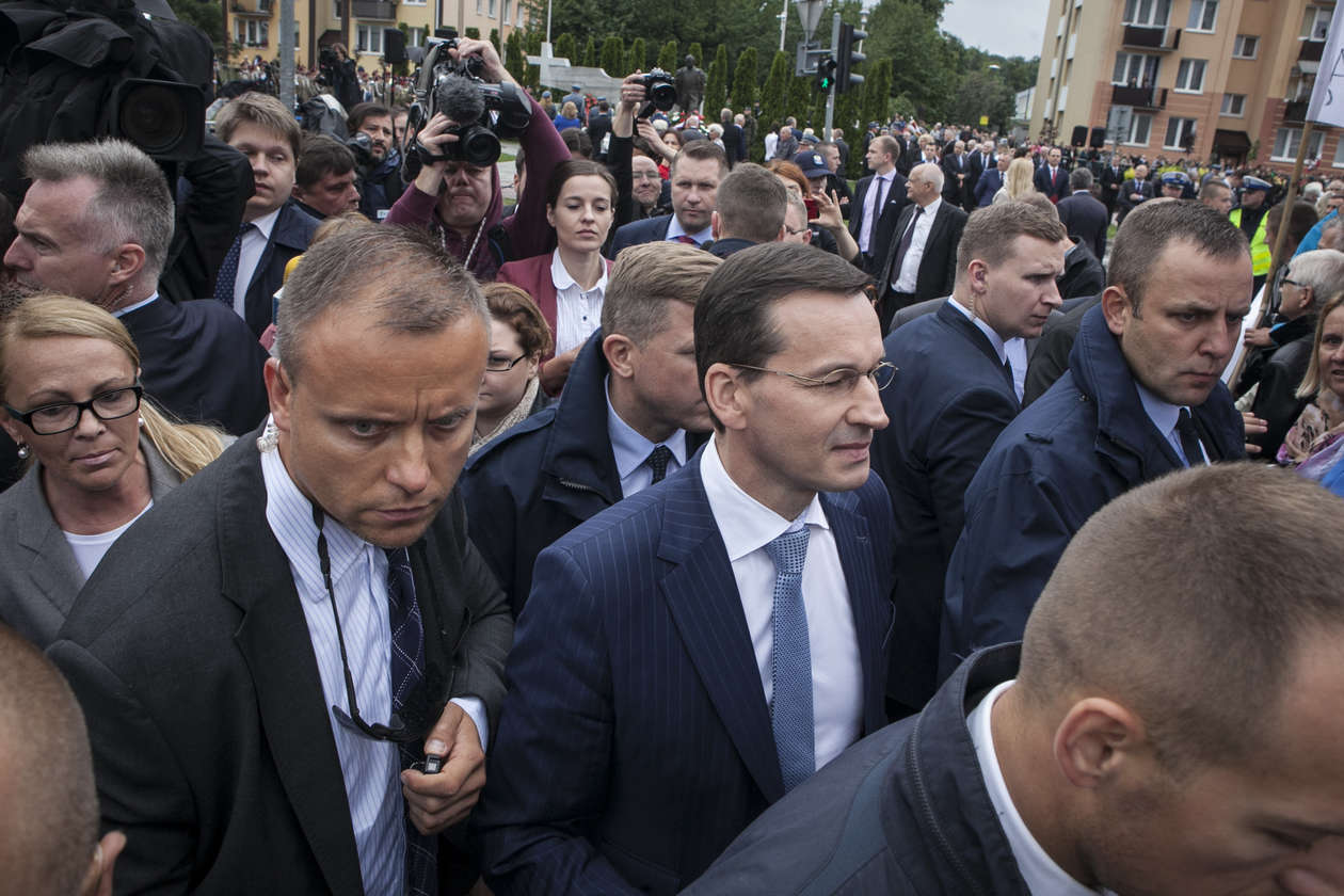  Premier Morawiecki w Kraśniku. Odsłonięcie pomnika i protest rolników (zdjęcie 8) - Autor: Jacek Szydłowski