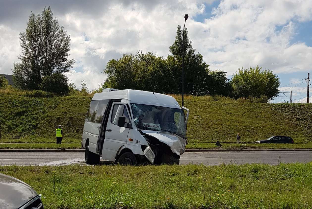 Wypadek na al. Witosa w Lublinie. Bus zderzył się z samochodem osobowym