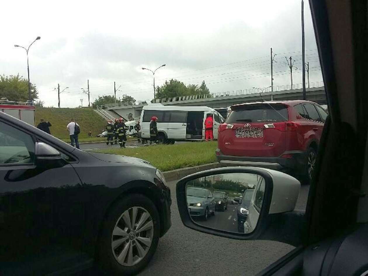 Wypadek na al. Witosa w Lublinie. Bus zderzył się z samochodem osobowym