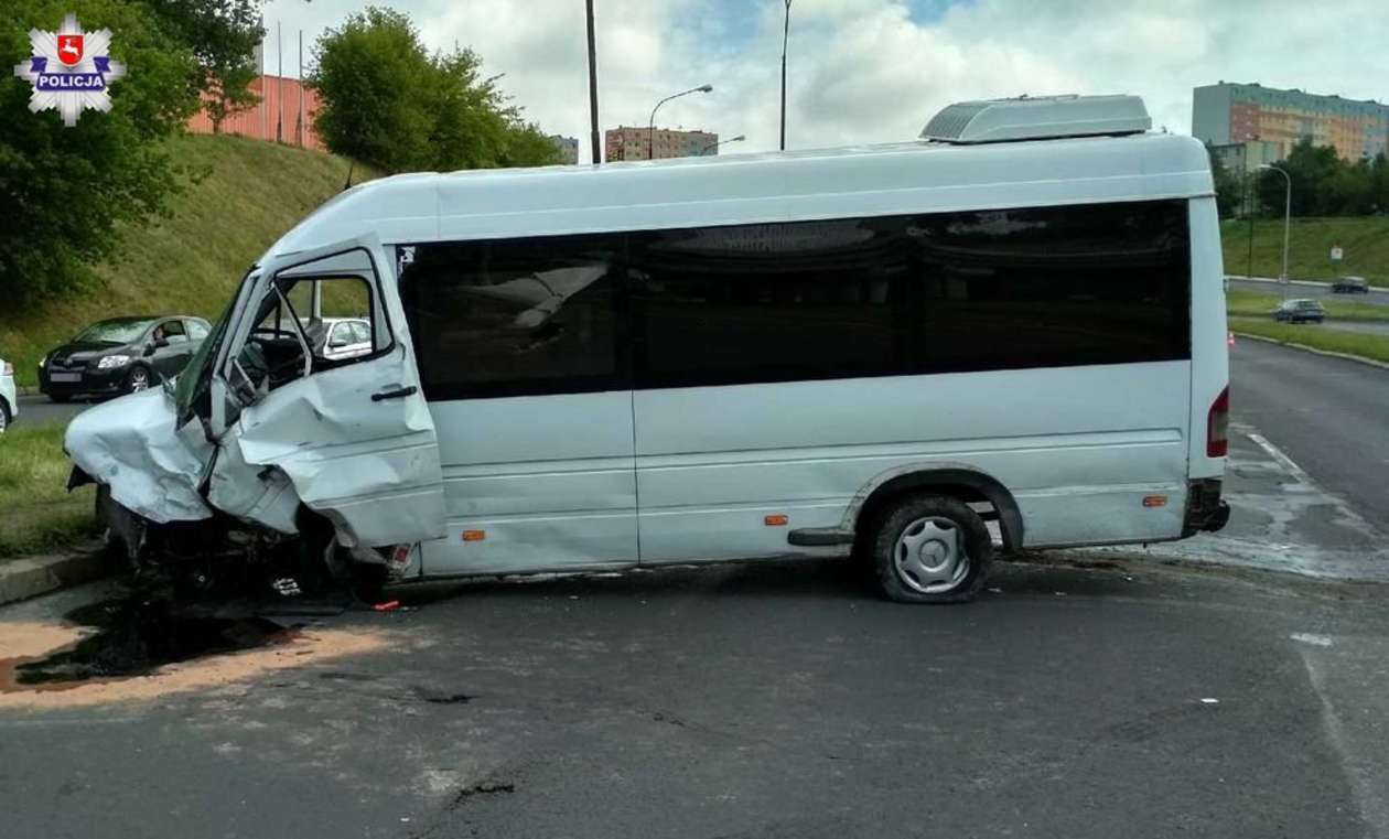  Wypadek na al. Witosa w Lublinie. Bus zderzył się z samochodem osobowym (zdjęcie 1) - Autor: Policja