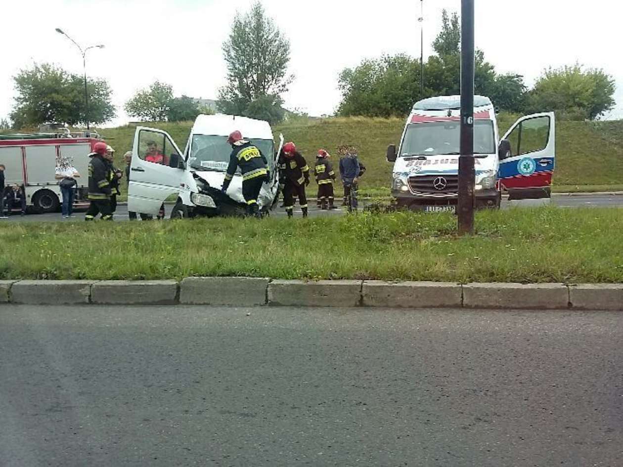  Wypadek na al. Witosa w Lublinie. Bus zderzył się z samochodem osobowym (zdjęcie 1) - Autor: Tomasz / Alarm 24