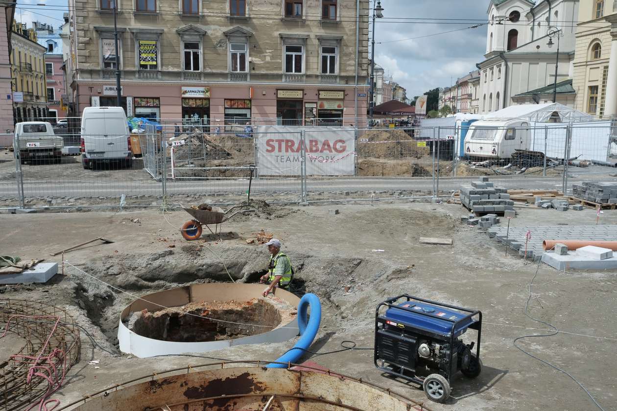  Studnia przed Bramą Krakowską w Lublinie  - Autor: Maciej Kaczanowski