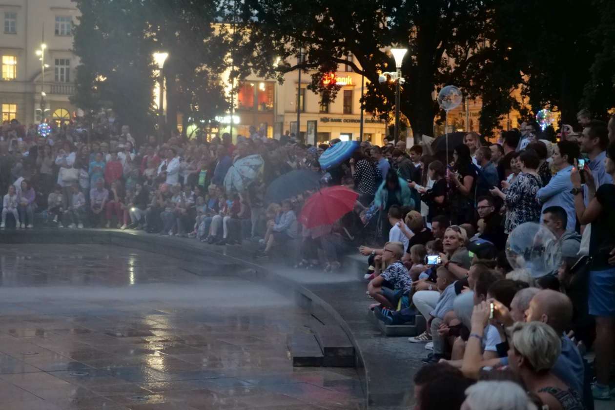  Pokazy fontanny na placu Litewskim w Lublinie: Nowe widowisko pt. Anioły lubelskie (zdjęcie 32) - Autor: Maciej Kaczanowski