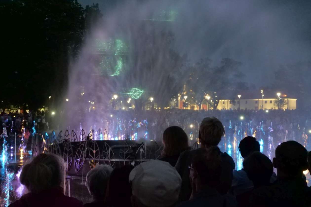  Pokazy fontanny na placu Litewskim w Lublinie: Nowe widowisko pt. Anioły lubelskie (zdjęcie 21) - Autor: Maciej Kaczanowski