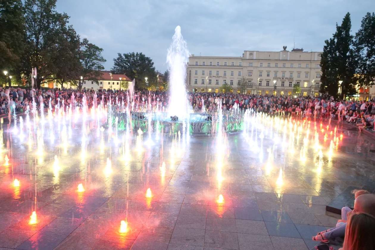  Pokazy fontanny na placu Litewskim w Lublinie: Nowe widowisko pt. Anioły lubelskie (zdjęcie 36) - Autor: Maciej Kaczanowski