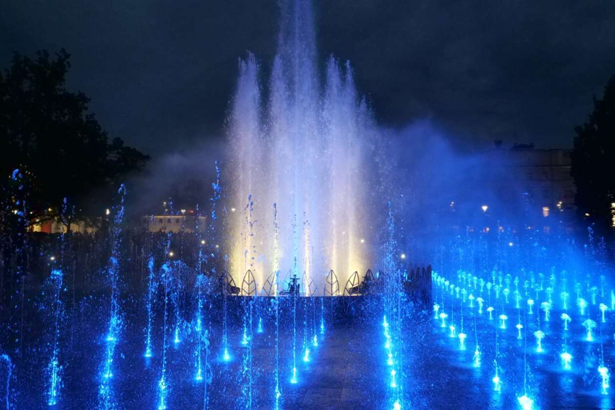  Pokazy fontanny na placu Litewskim w Lublinie: Nowe widowisko pt. Anioły lubelskie (zdjęcie 34) - Autor: Maciej Kaczanowski