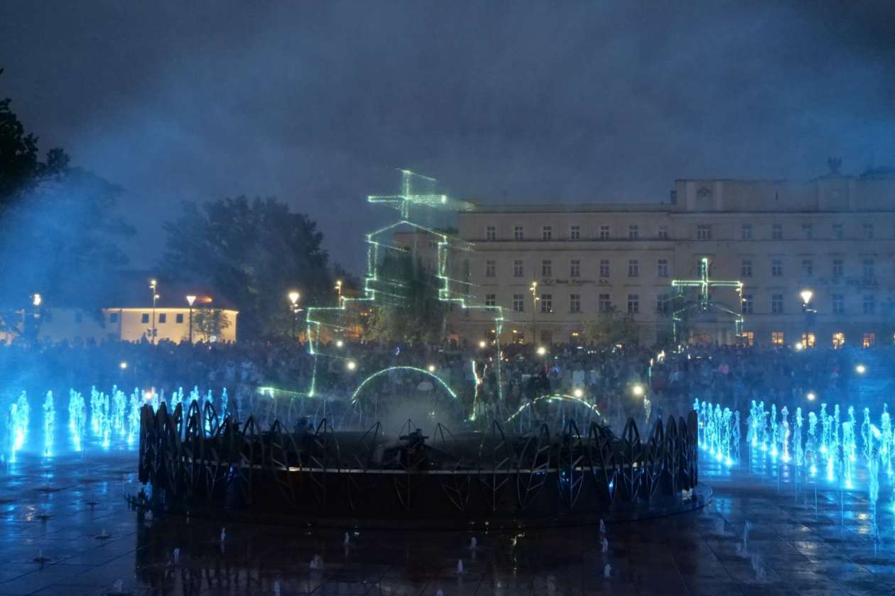  Pokazy fontanny na placu Litewskim w Lublinie: Nowe widowisko pt. Anioły lubelskie (zdjęcie 25) - Autor: Maciej Kaczanowski