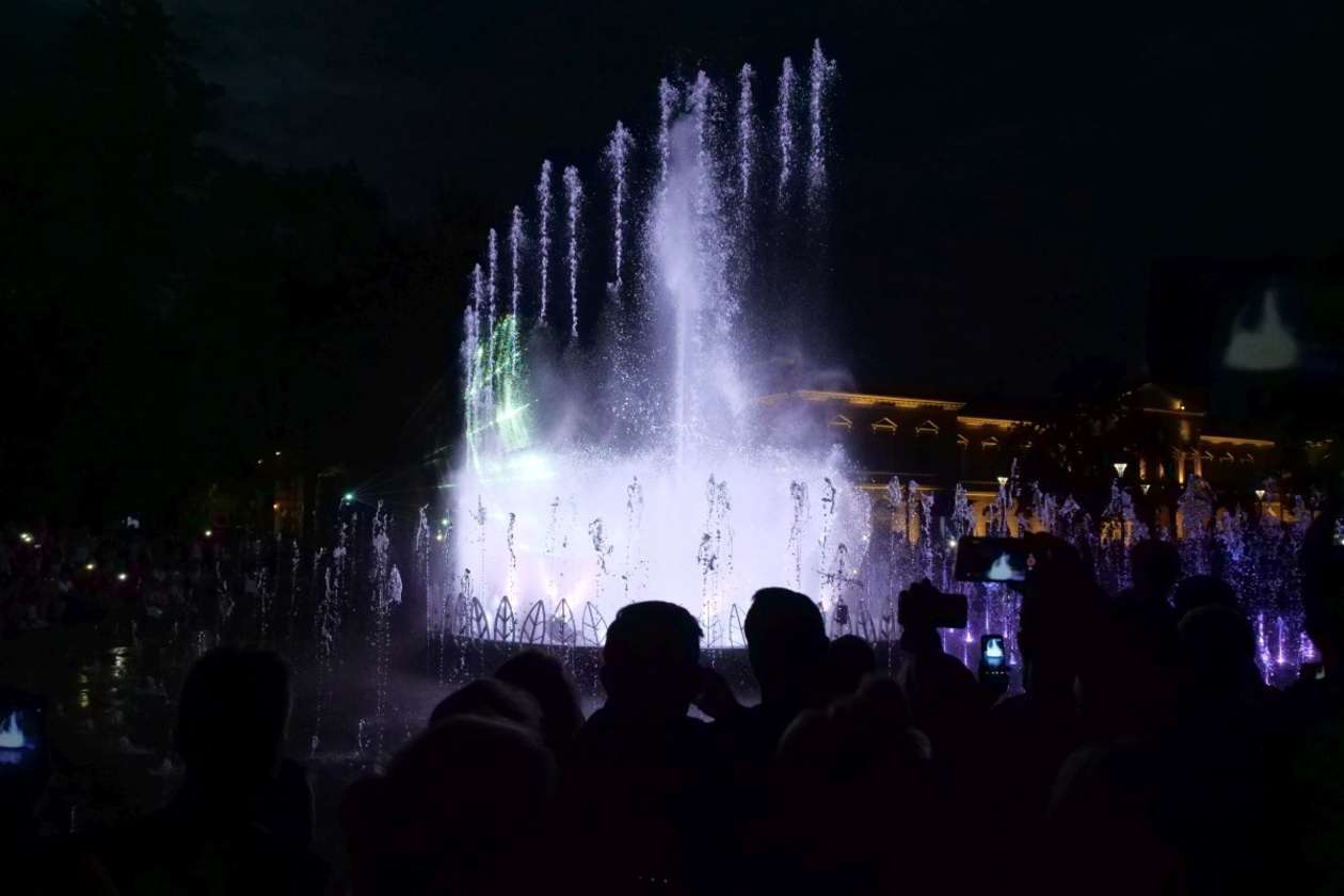  Pokazy fontanny na placu Litewskim w Lublinie: Nowe widowisko pt. Anioły lubelskie (zdjęcie 19) - Autor: Maciej Kaczanowski