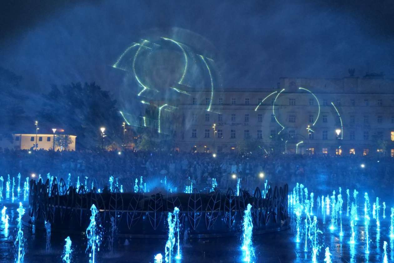  Pokazy fontanny na placu Litewskim w Lublinie: Nowe widowisko pt. Anioły lubelskie (zdjęcie 27) - Autor: Maciej Kaczanowski