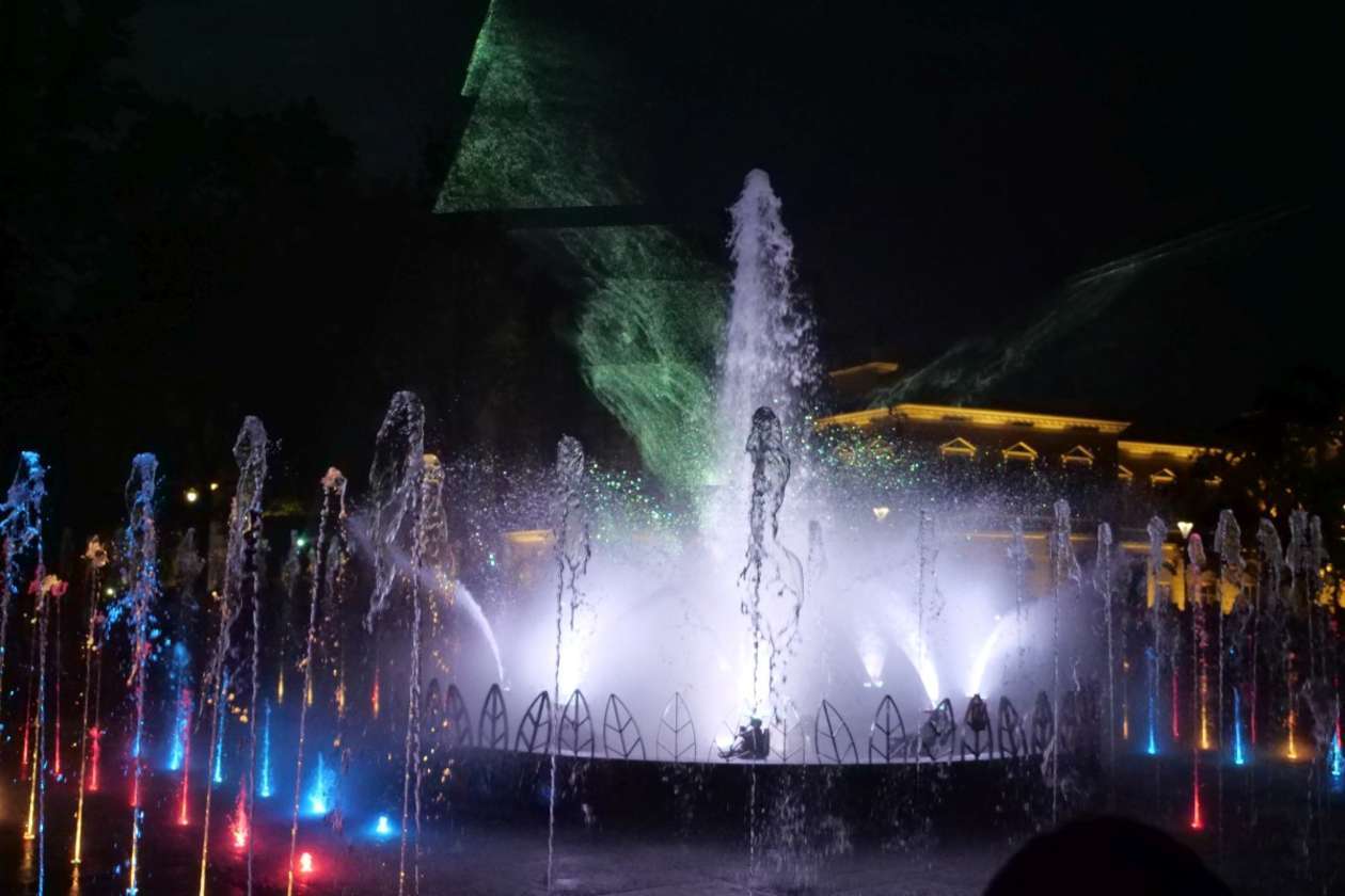  Pokazy fontanny na placu Litewskim w Lublinie: Nowe widowisko pt. Anioły lubelskie (zdjęcie 6) - Autor: Maciej Kaczanowski
