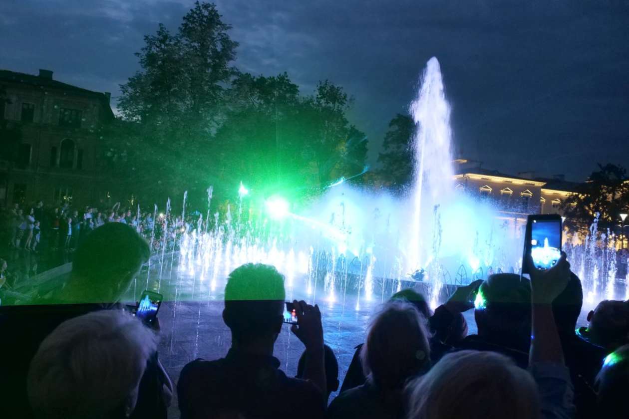  Pokazy fontanny na placu Litewskim w Lublinie: Nowe widowisko pt. Anioły lubelskie (zdjęcie 8) - Autor: Maciej Kaczanowski